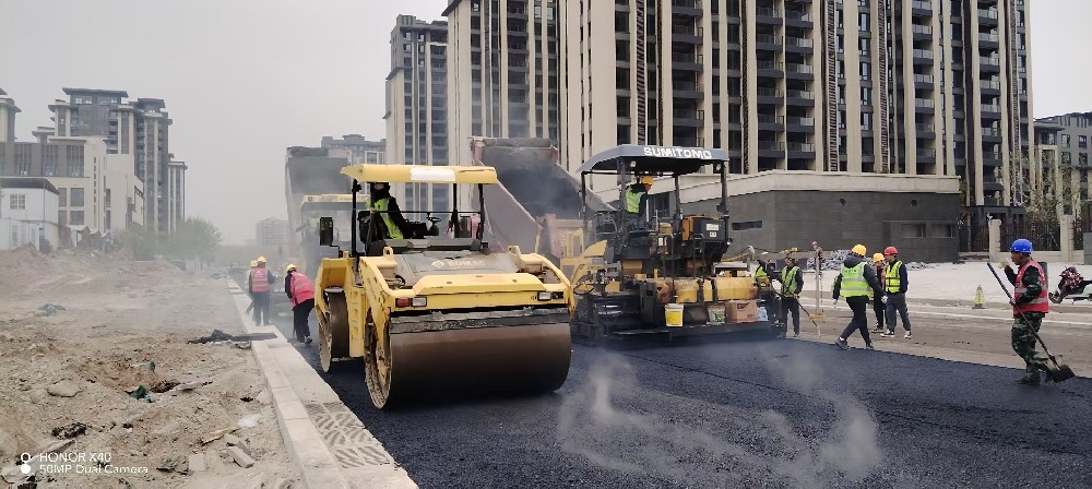 匠心筑路，攜手同行丨鄭州瀝青路面施工廠家，為您鋪就品質(zhì)與信任之路